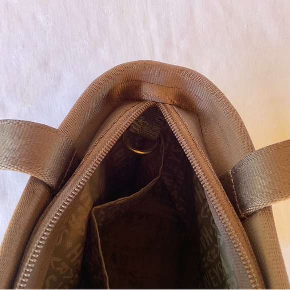 Harvey’s Seatbelt Shoulder Bag - Picture 7 of 8